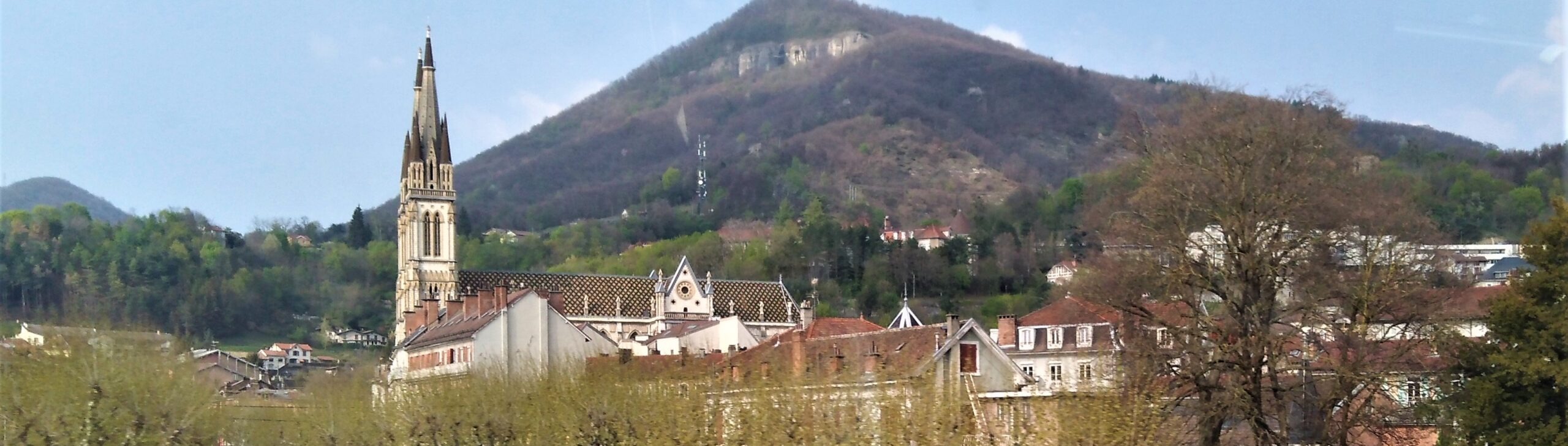 Le centre de Voiron vu depuis le pont du chemin de fer